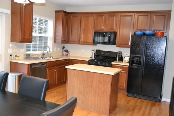 $2,900 | 2990 Peachtree Circle, Aurora, IL 60502