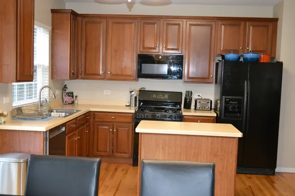 $2,900 | 2990 Peachtree Circle, Aurora, IL 60502