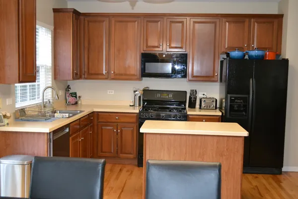 $2,900 | 2990 Peachtree Circle, Aurora, IL 60502