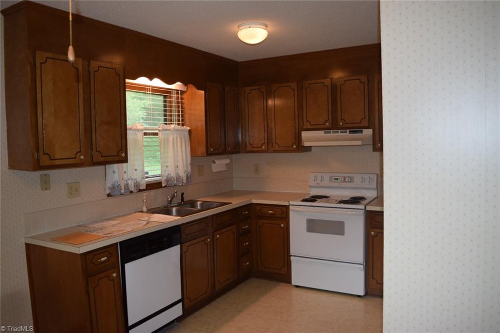 3119 Rockingham Road High Point, NC 27265 - Photo 4 of 12