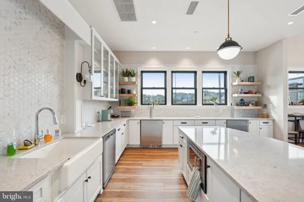 a large kitchen with kitchen island a large island in it