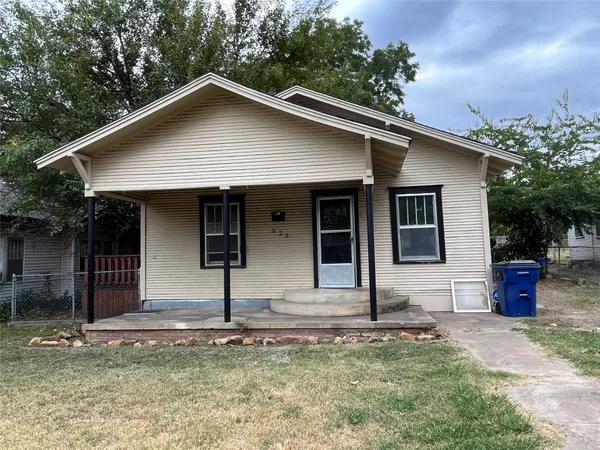 $950 | 523 East 16th Street, Ada, OK 74820