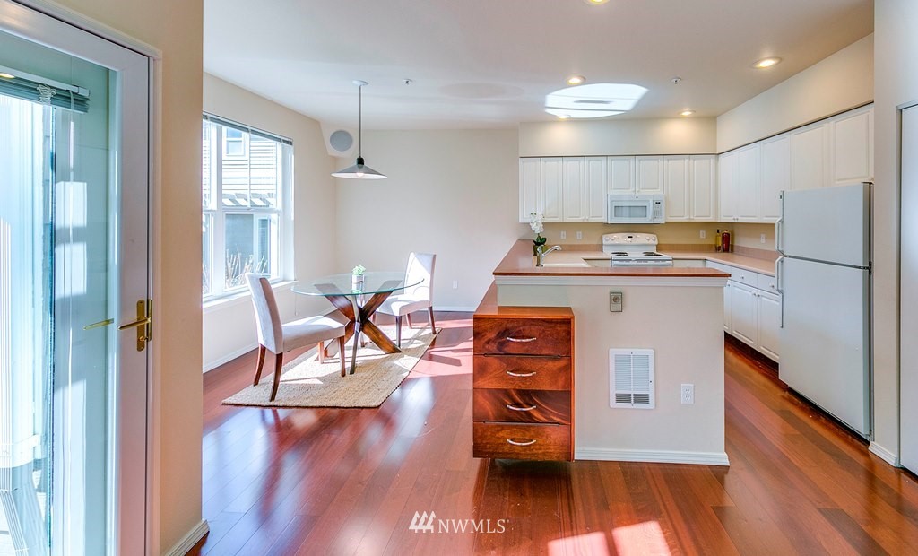 1240 Weaver Road Northwest, Unit B7 Bainbridge Island, WA 98110 - Photo 2 of 25 Gallery Image 2