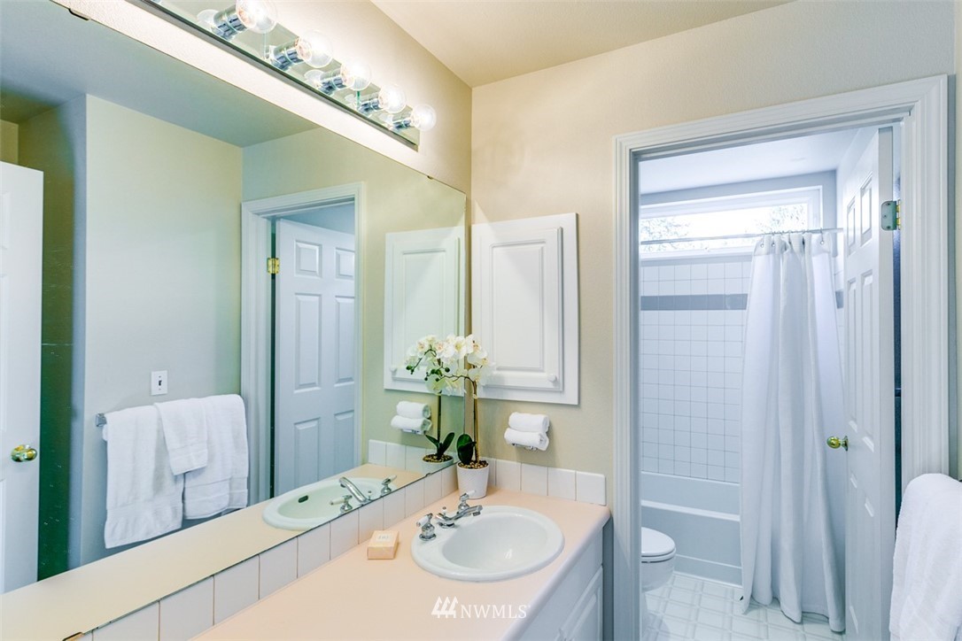 1240 Weaver Road Northwest, Unit B7 Bainbridge Island, WA 98110 - Photo 18 of 25 Gallery Image 18