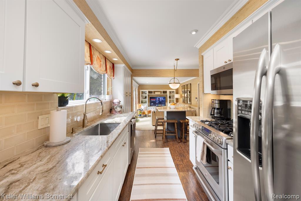 839 Cook Road Grosse Pointe Woods, MI 48236 - Photo 11 of 38
