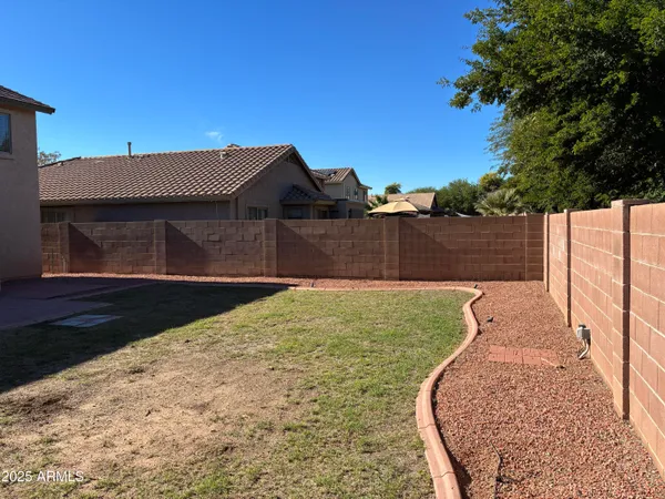 a view of a backyard