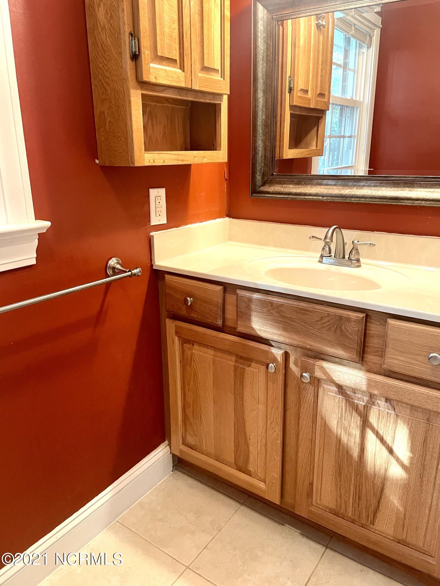 318 King George Road Greenville, NC 27858 - Photo 13 of 25 Primary Bath
