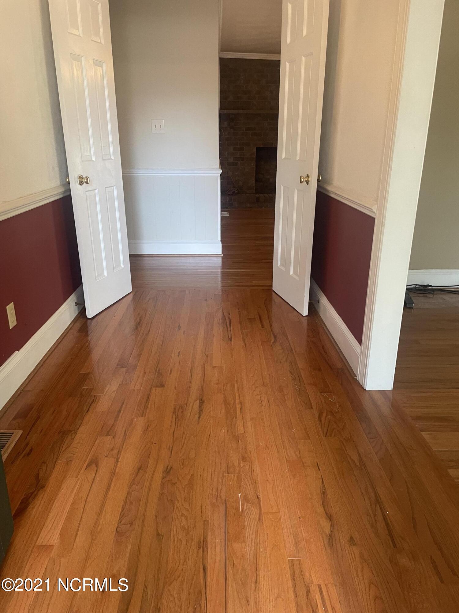 318 King George Road Greenville, NC 27858 - Photo 2 of 25 Foyer