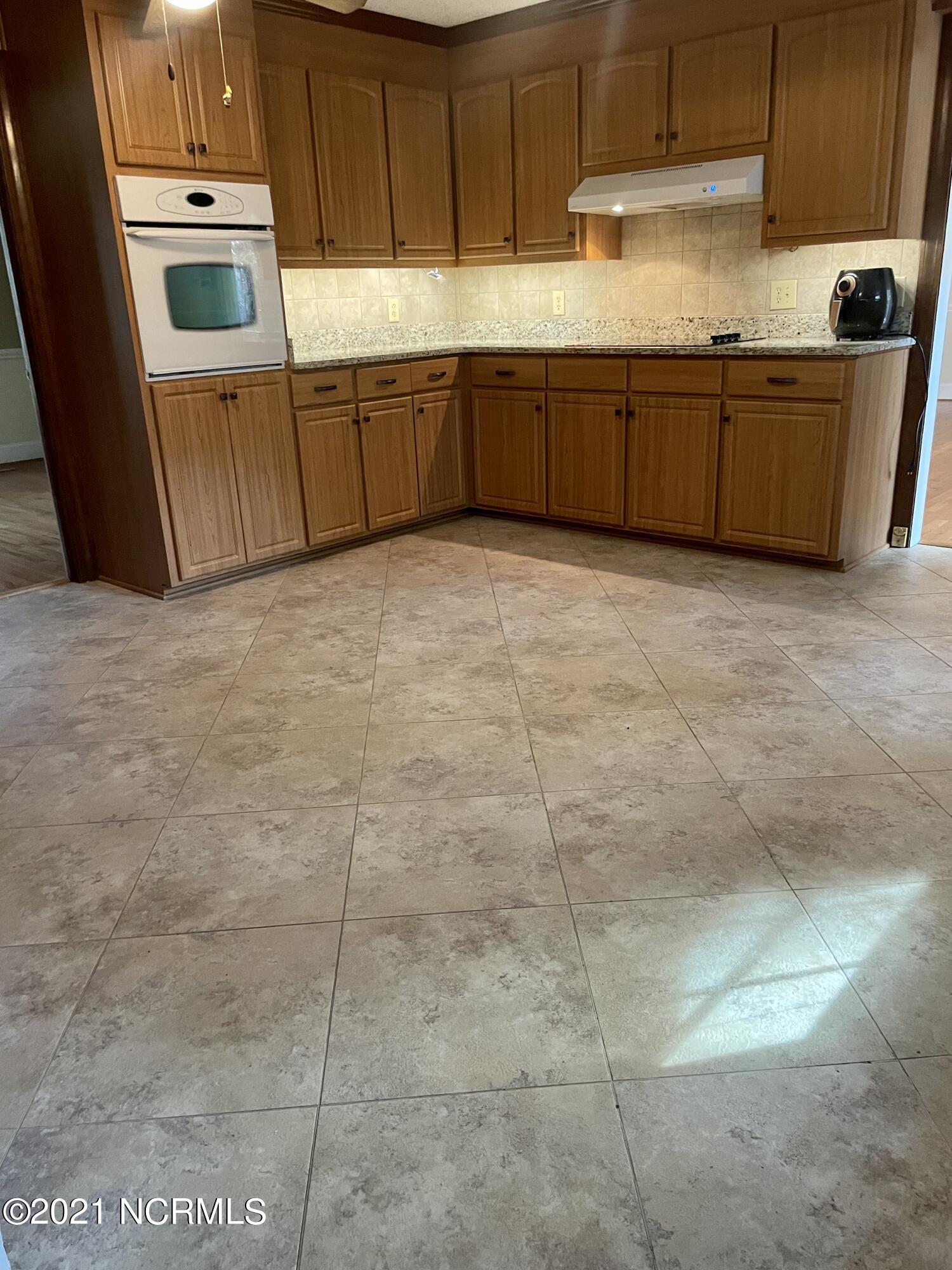318 King George Road Greenville, NC 27858 - Photo 5 of 25 Kitchen
