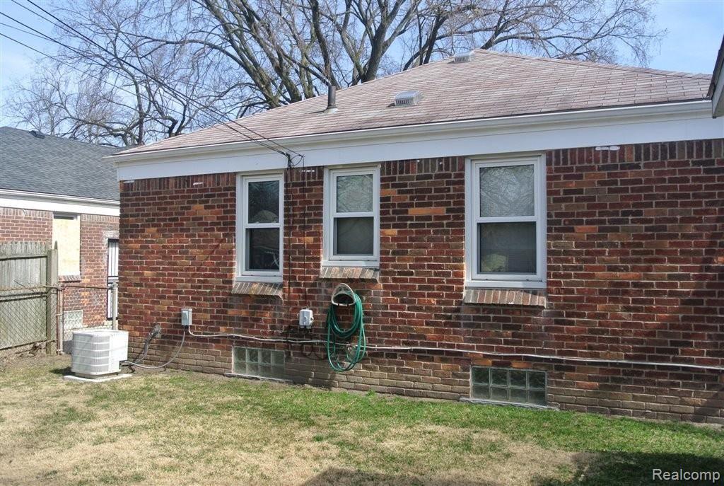 18455 Edinborough Road Detroit, MI 48219 - Photo 2 of 9 DSC_1039.JPG
