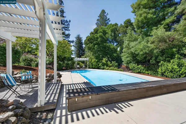 $2,450,000 | 10 Greenwood Court, Orinda, CA 94563