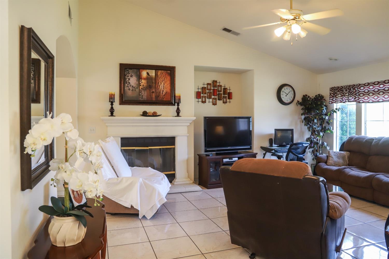 118 Gable Way Madera, CA 93637 - Photo 6 of 34