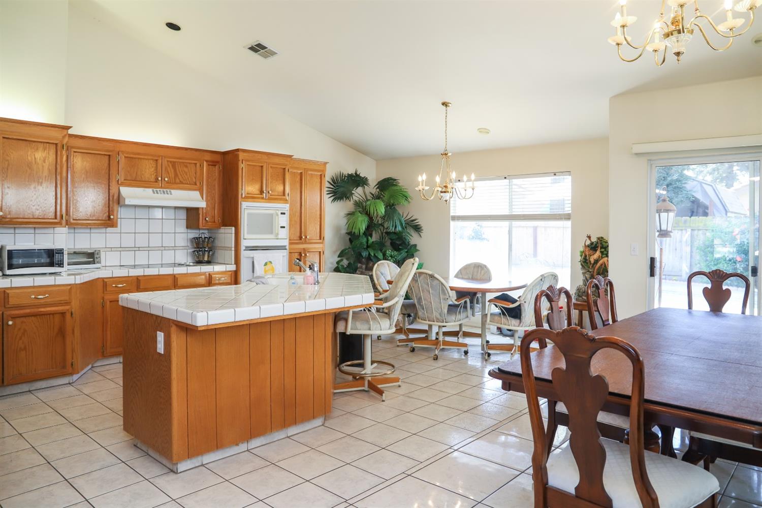 118 Gable Way Madera, CA 93637 - Photo 8 of 34