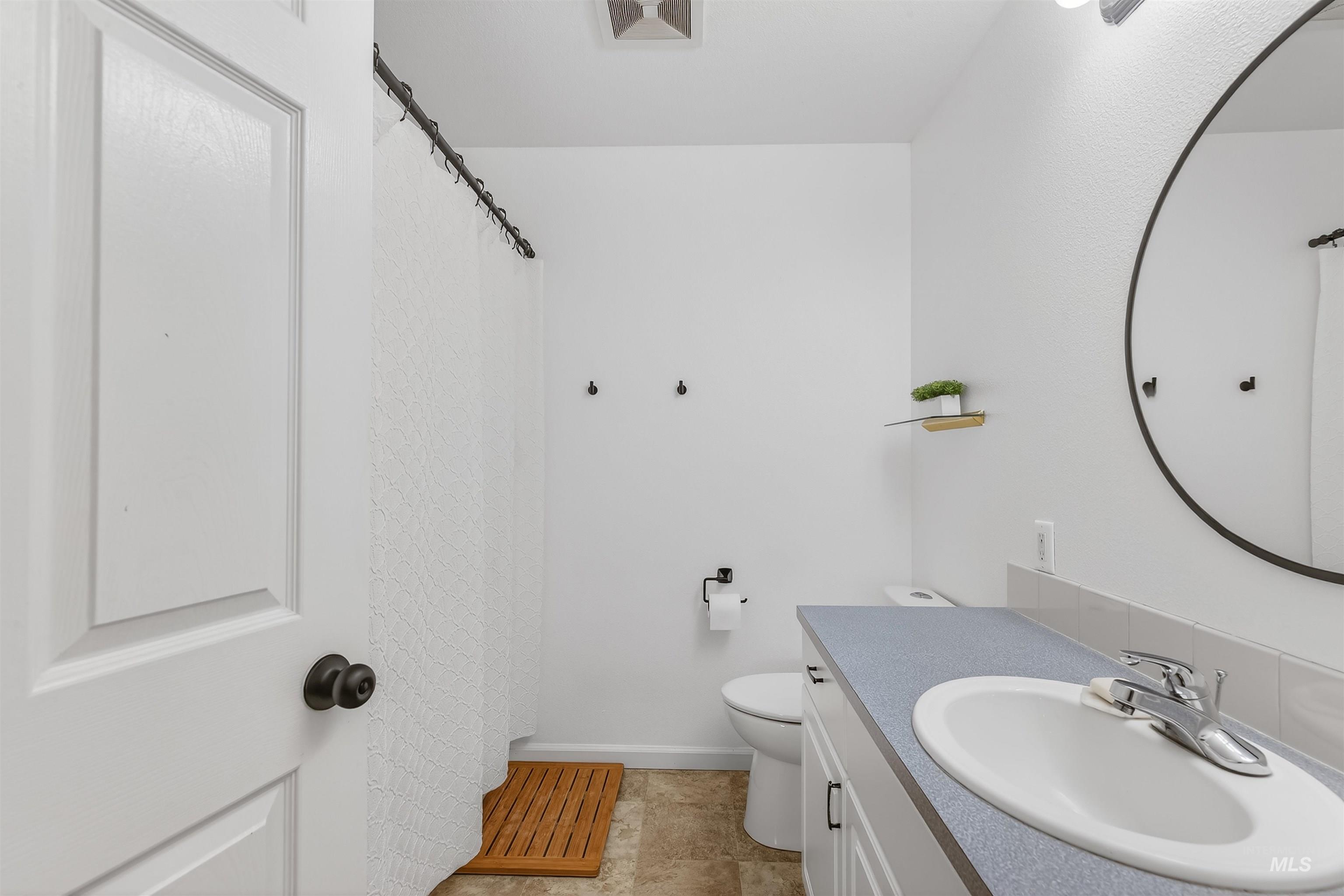 822 15th Avenue Lewiston, ID 83501 - Photo 22 of 44 Full bath with vanity and curtained shower