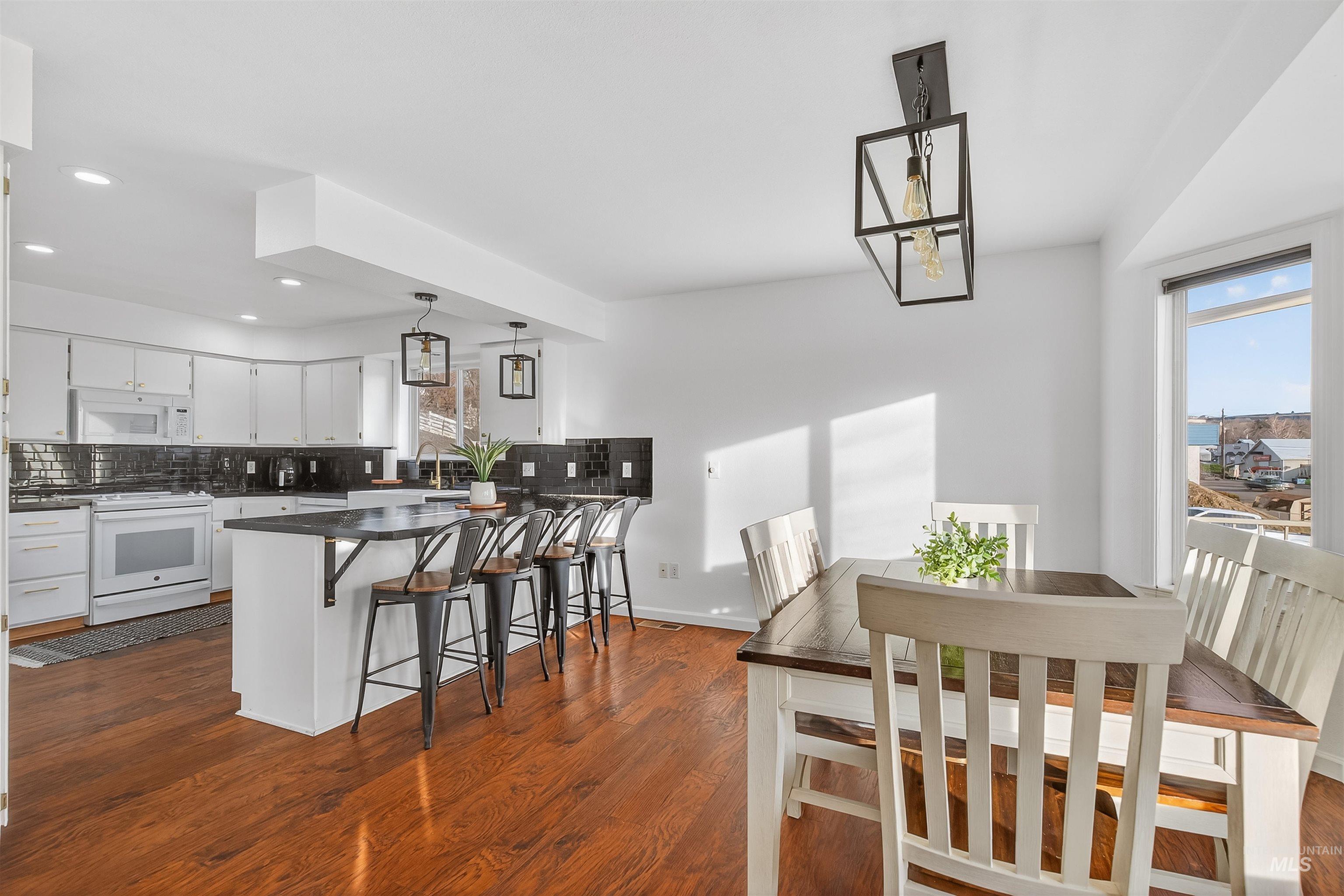 822 15th Avenue Lewiston, ID 83501 - Photo 10 of 44 Dining area with dark wood-style flooring and recessed lighting