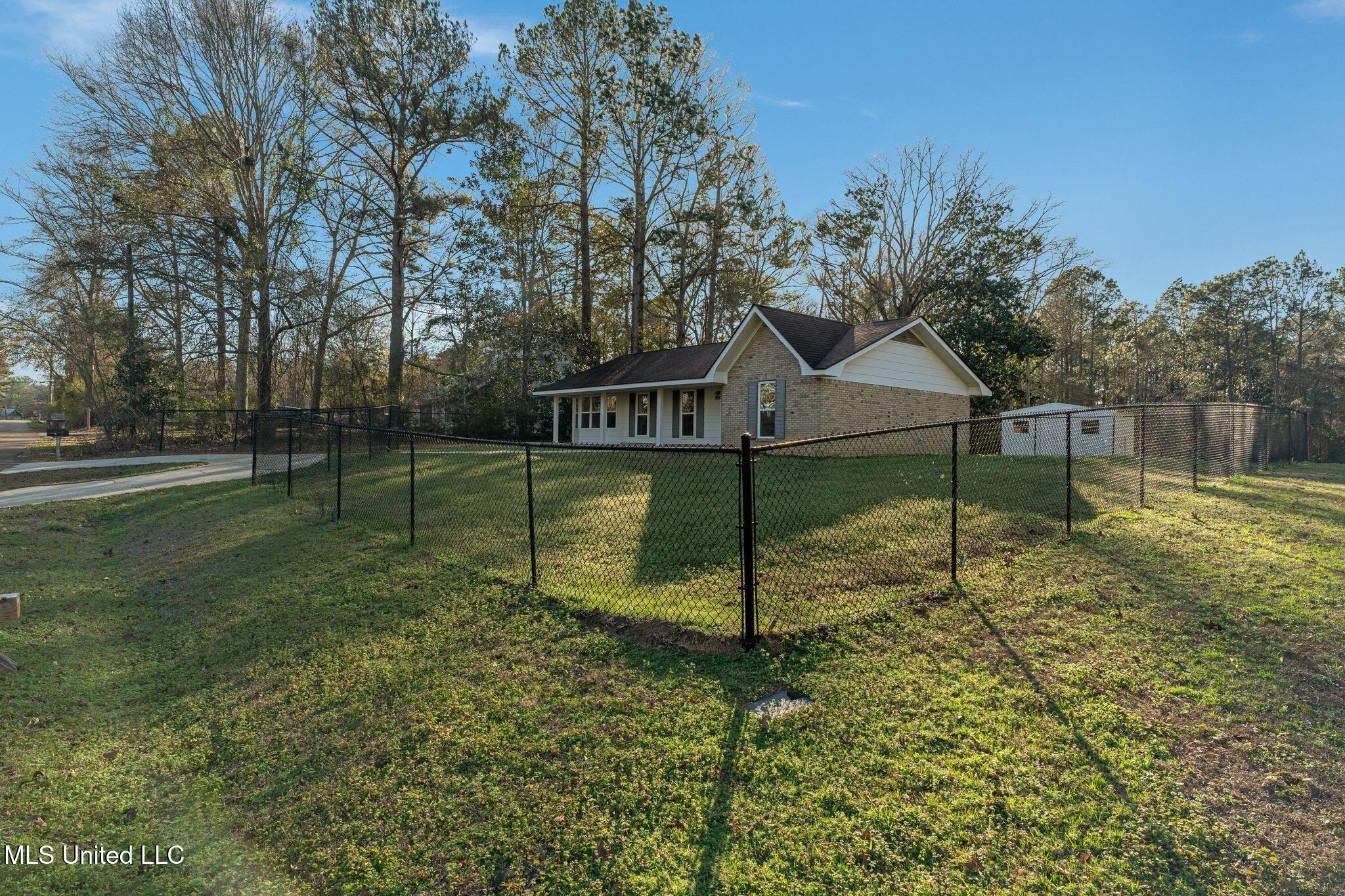 1013 Parker Road Hattiesburg, MS 39402 - Photo 2 of 32 1013_Parker_Rd-2