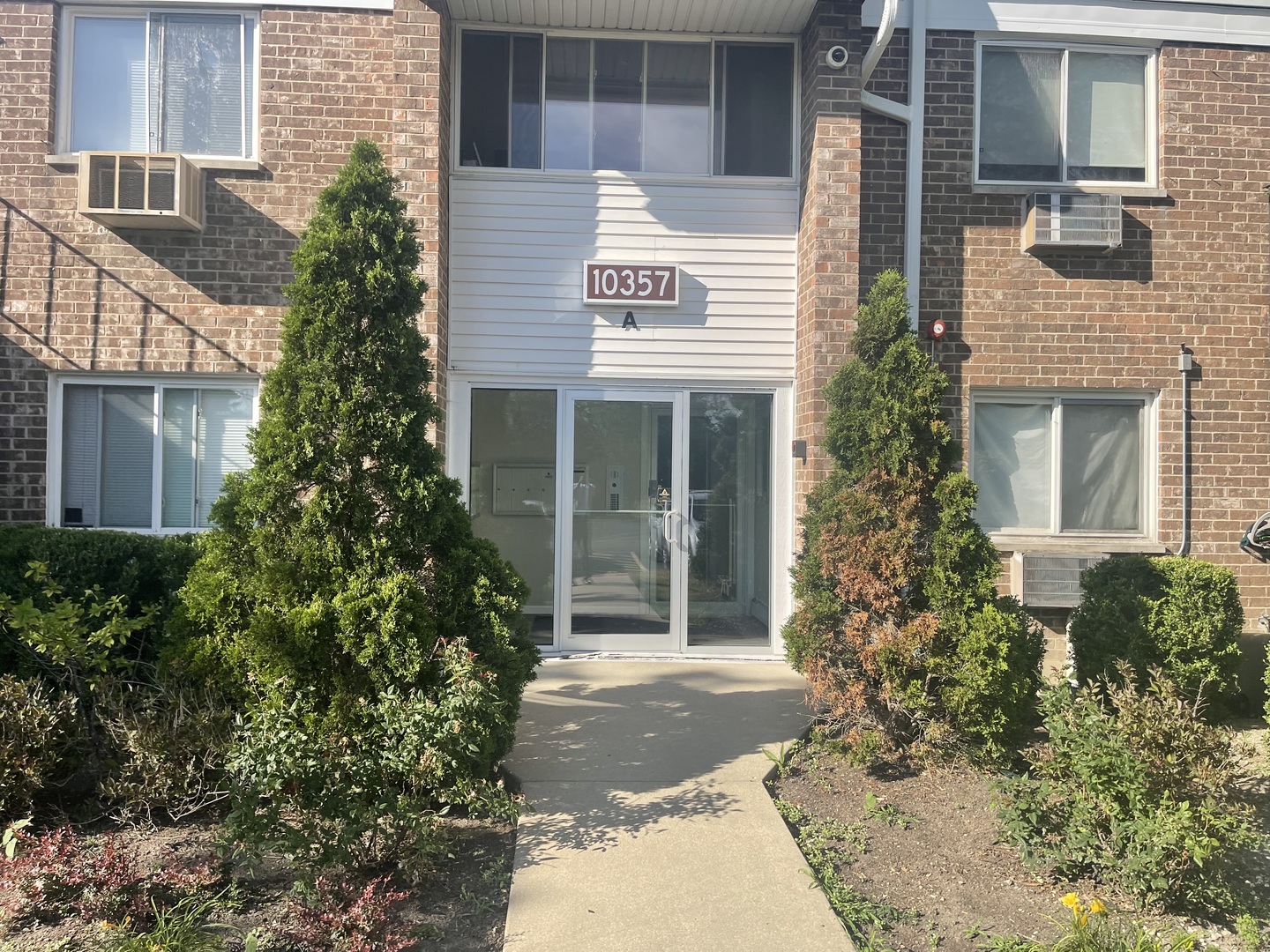 10357 Dearlove Road, Unit 1F Glenview, IL 60025 - Photo 1 of 15 a front view of a house with a garden