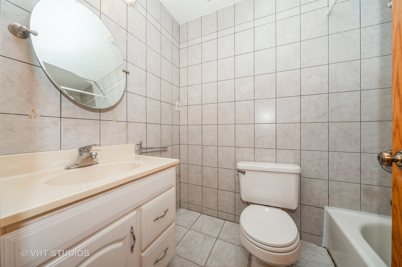10357 Dearlove Road, Unit 1F Glenview, IL 60025 - Photo 12 of 15 a bathroom with a toilet sink and mirror