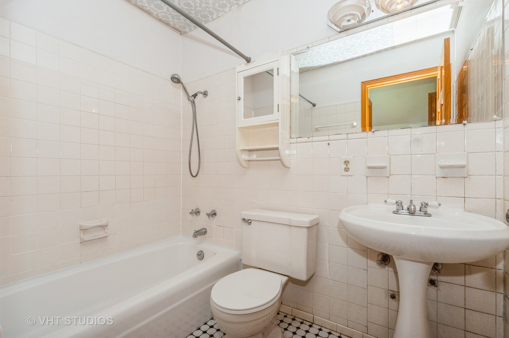 10357 Dearlove Road, Unit 1F Glenview, IL 60025 - Photo 13 of 15 a bathroom with a sink toilet and shower