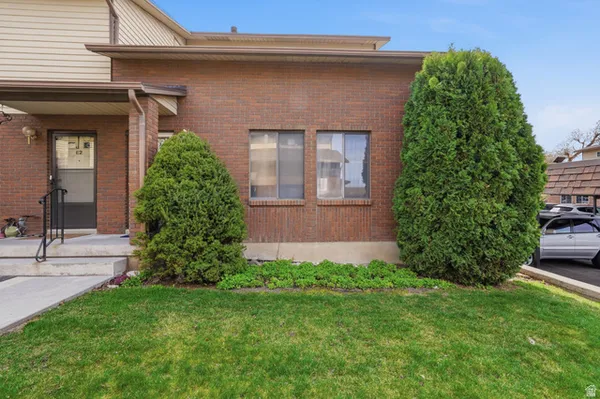 $305,000 | 1113 Country Hills Drive, Unit E1, Ogden, UT 84403