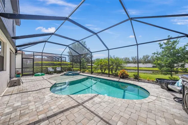 $640,000 | 19369 Nearpoint Drive, Venice, FL 34292