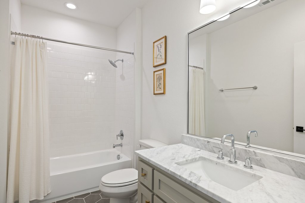 7516 Davenport Divide Road Austin, TX 78738 - Photo 28 of 40 The third full bath offers a shower/tub combo.