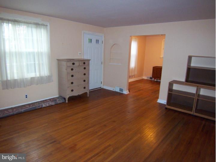433 Hawarden Road Springfield, PA 19064 - Photo 3 of 13 Living Room