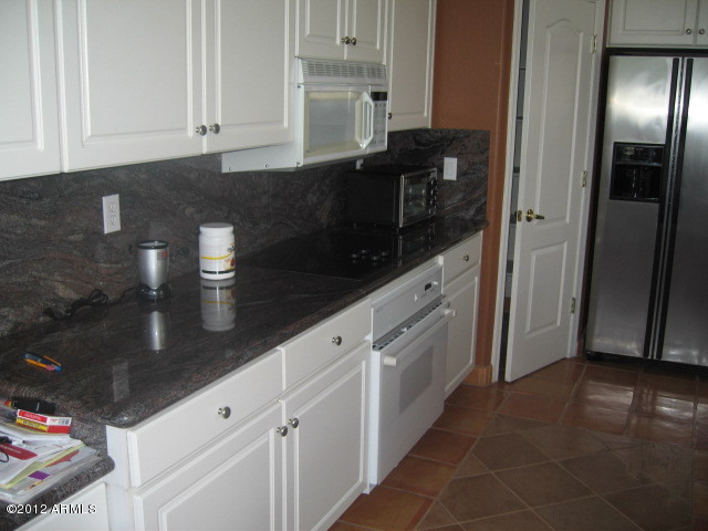 1614 East Hearn Road Phoenix, AZ 85022 - Photo 11 of 18 Kitchen Cabinets