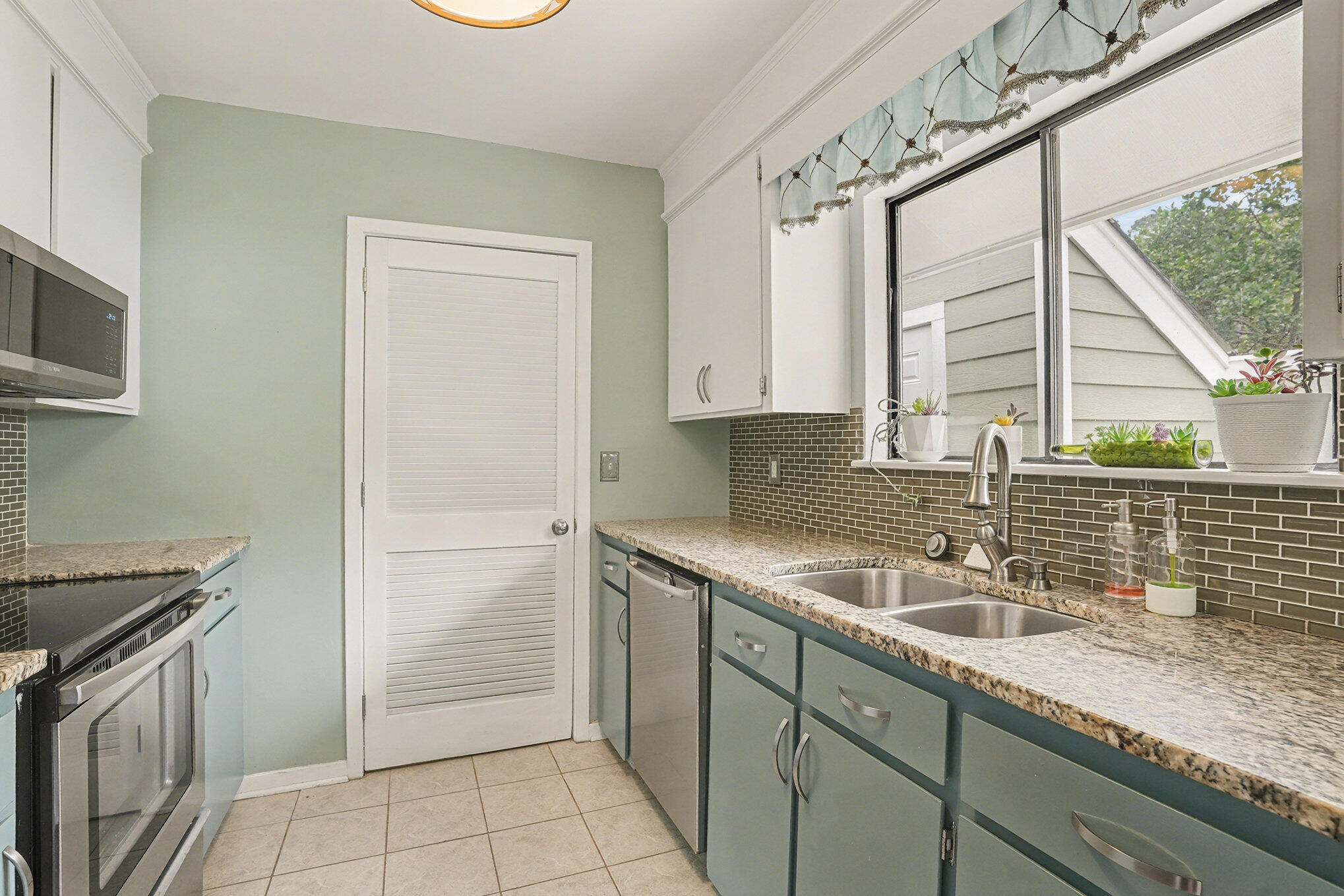 1131 Daffodil Lane Mount Pleasant, SC 29464 - Photo 13 of 36 013_dsc07696_266