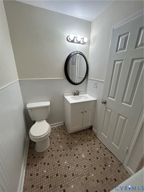 1515 Presidential Drive Henrico, VA 23228 - Photo 10 of 21 a bathroom with a toilet a sink and a mirror