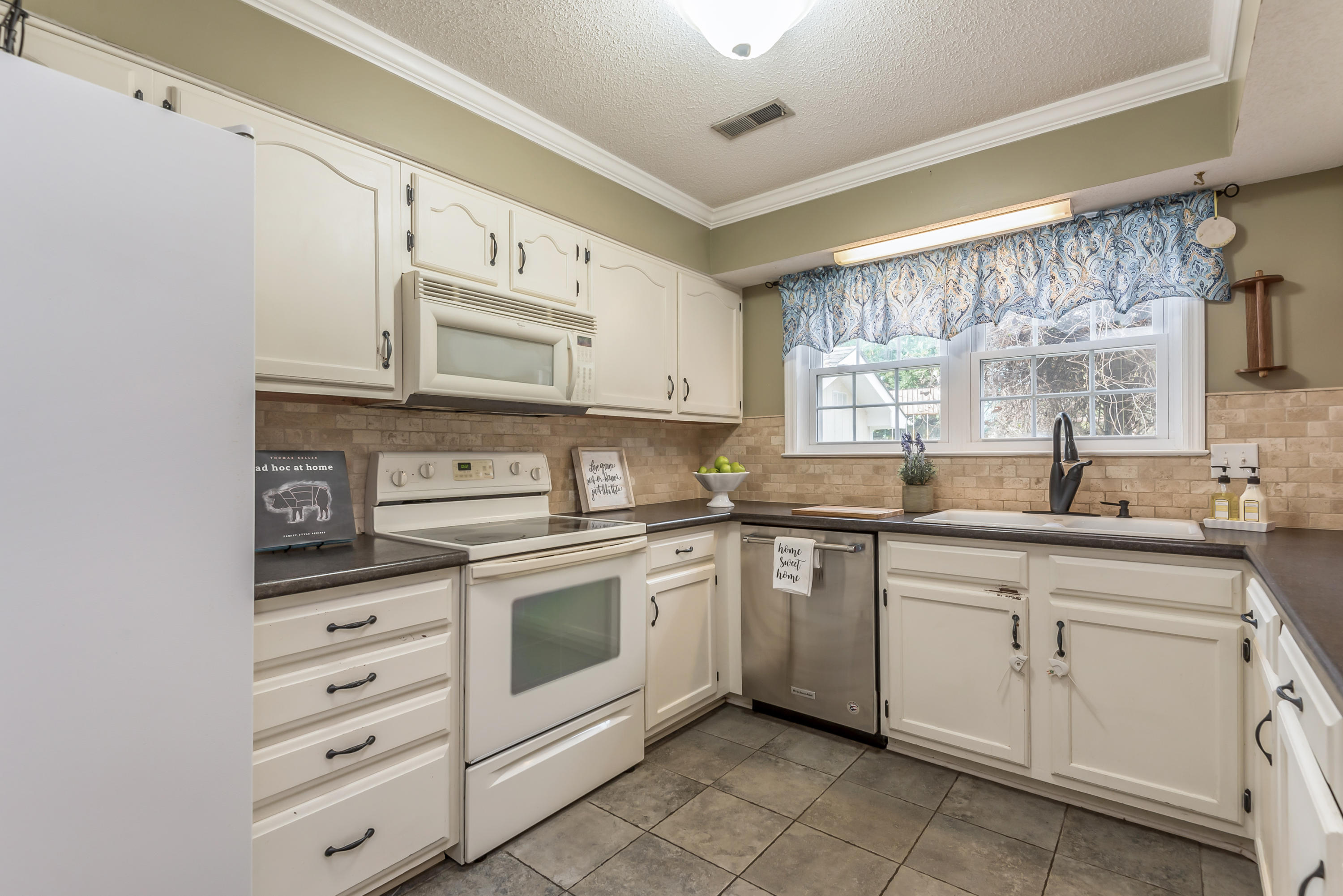1201Wenlock-Kitchen1
