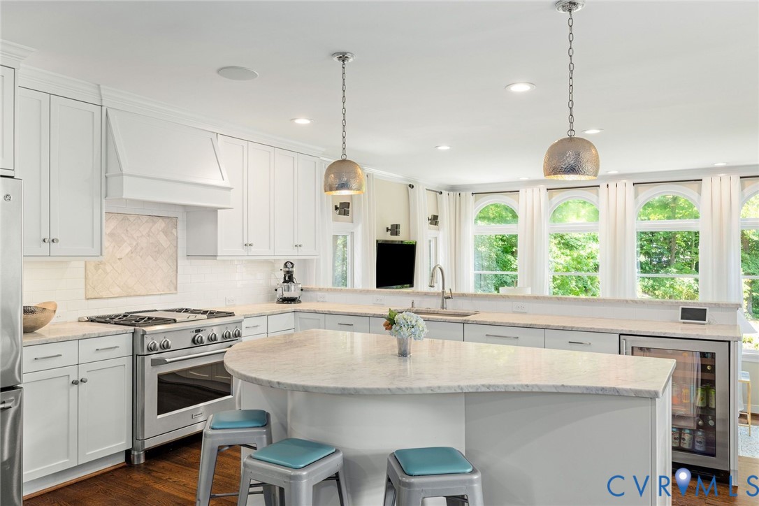 17 Bridgeway Road Richmond, VA 23226 - Photo 9 of 38 Carrara marble countertops and curved island with