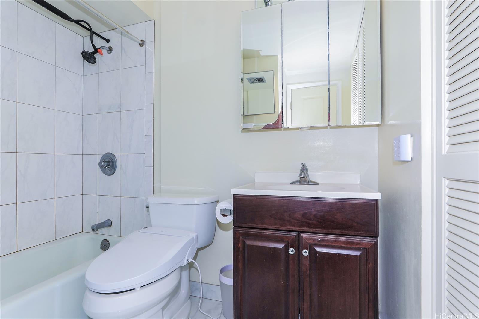 225 Queen Street, Unit 21H Honolulu, HI 96813 - Photo 14 of 25 Large bathroom with closet inside