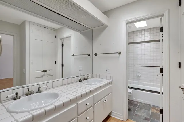 a view of a back yard