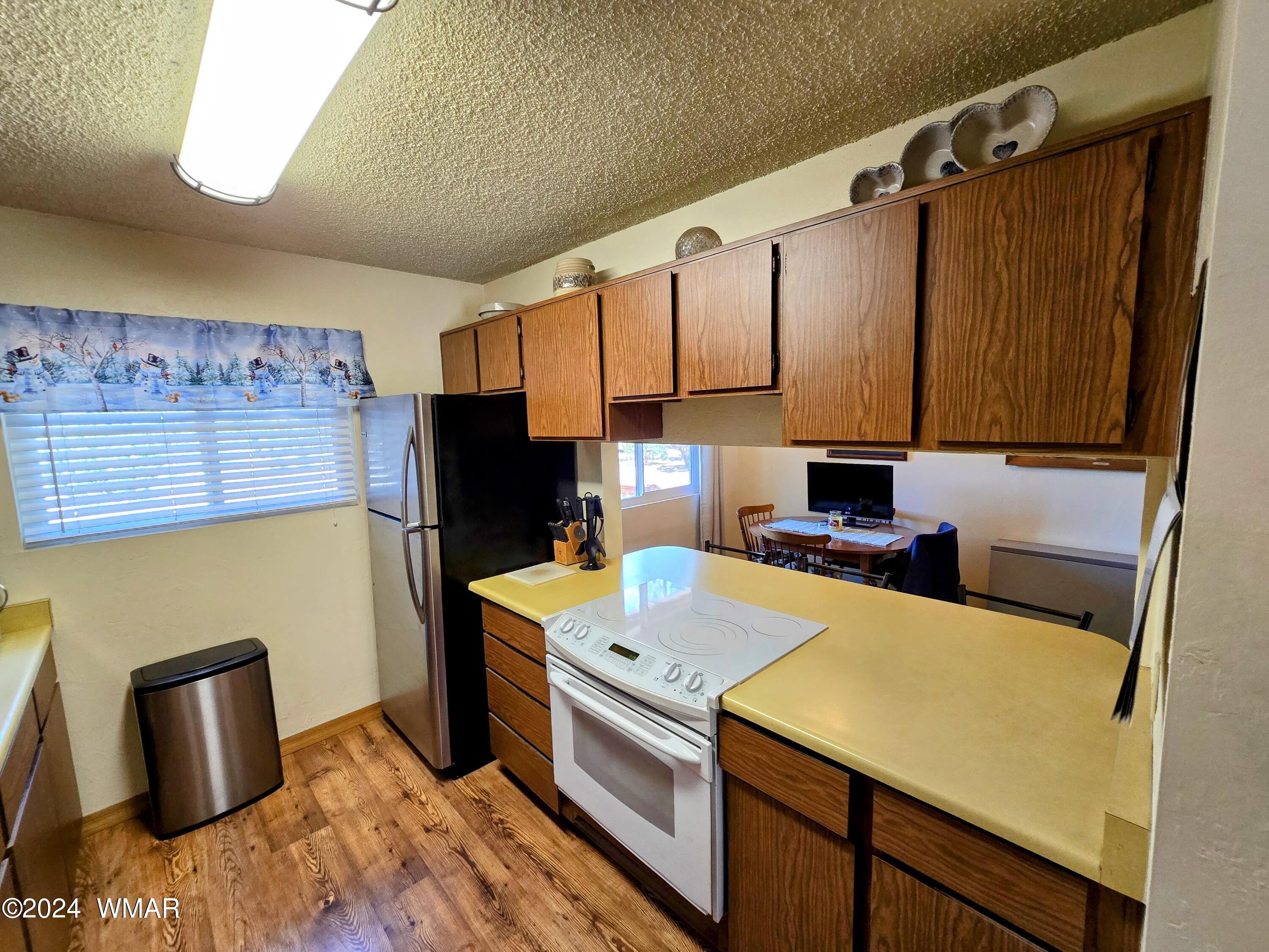 2011 Concord Overgaard, AZ 85933 - Photo 7 of 19 Kitchen