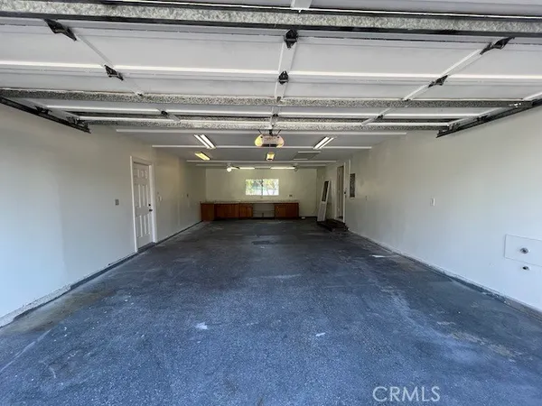 a view of entryway with livingroom