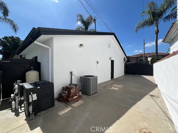 a view of a house with backyard and garden