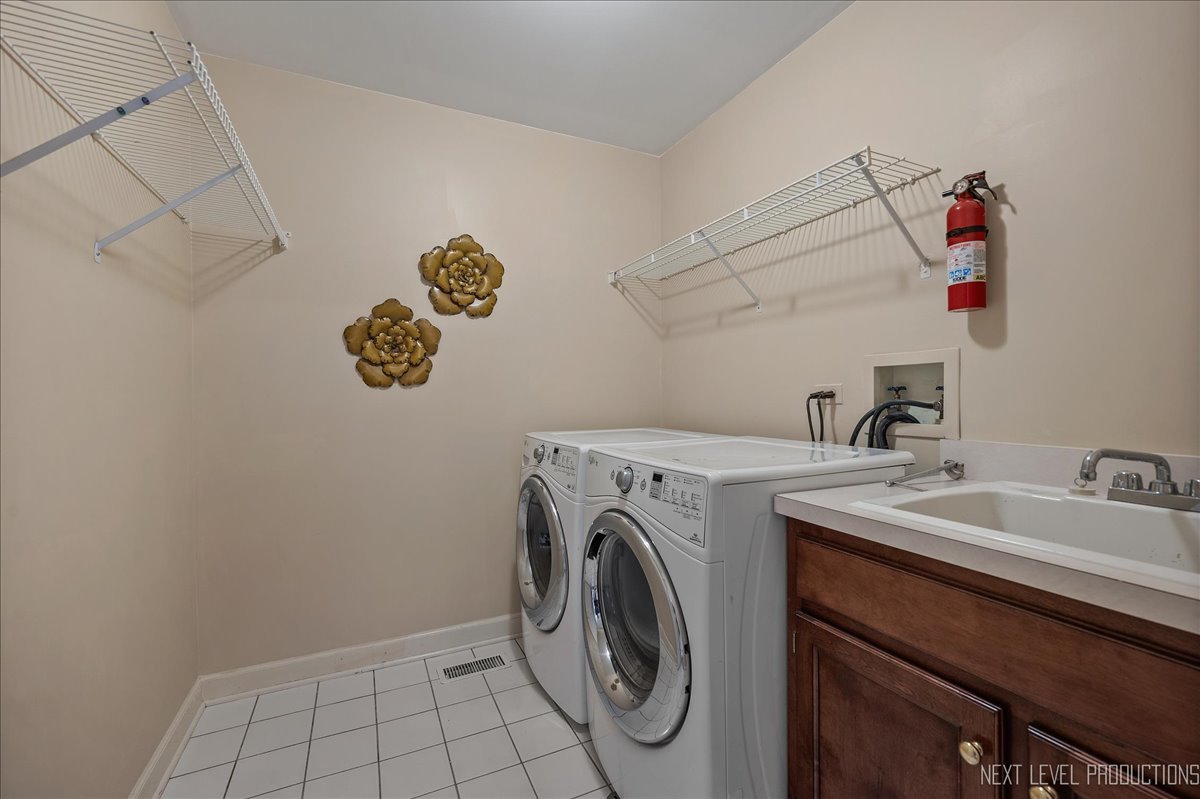 473 Bond Drive Batavia, IL 60510 - Photo 27 of 39 a utility room with dryer and washer