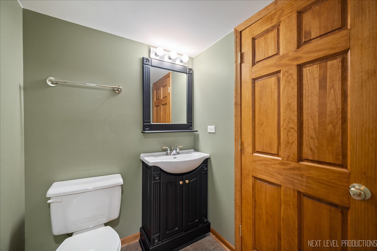 473 Bond Drive Batavia, IL 60510 - Photo 30 of 39 a bathroom with a toilet a sink and mirror