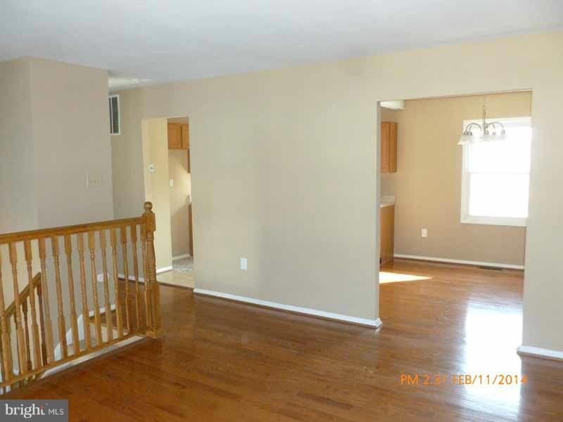 935 Fall Ridge Way Gambrills, MD 21054 - Photo 3 of 25 Living Room