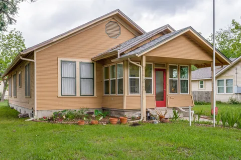 $249,900 | 520 South Pecan Avenue, Luling, TX 78648