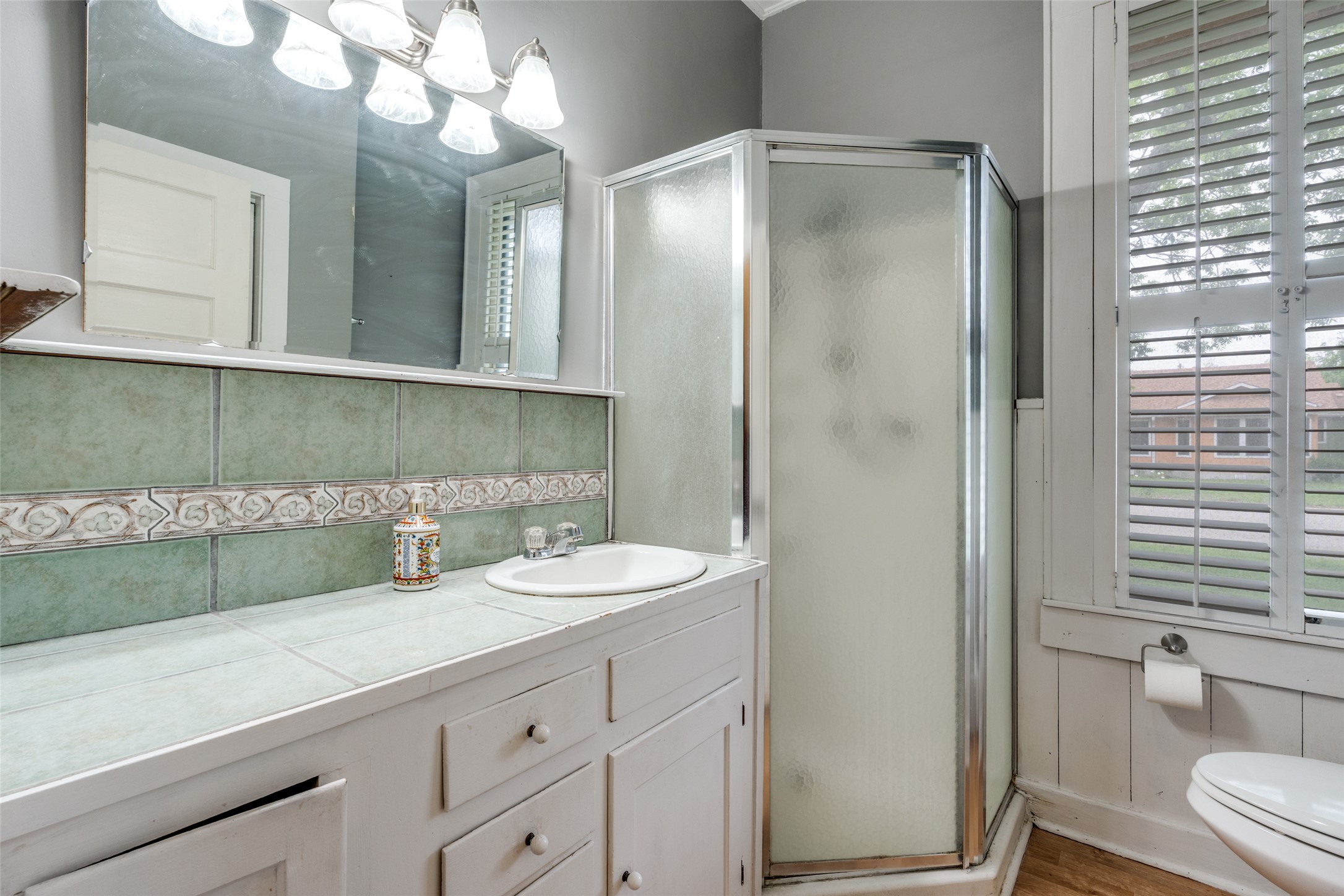 520 South Pecan Avenue Luling, TX 78648 - Photo 14 of 23 Bathroom 2, walk in shower