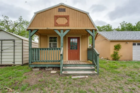 $249,900 | 520 South Pecan Avenue, Luling, TX 78648