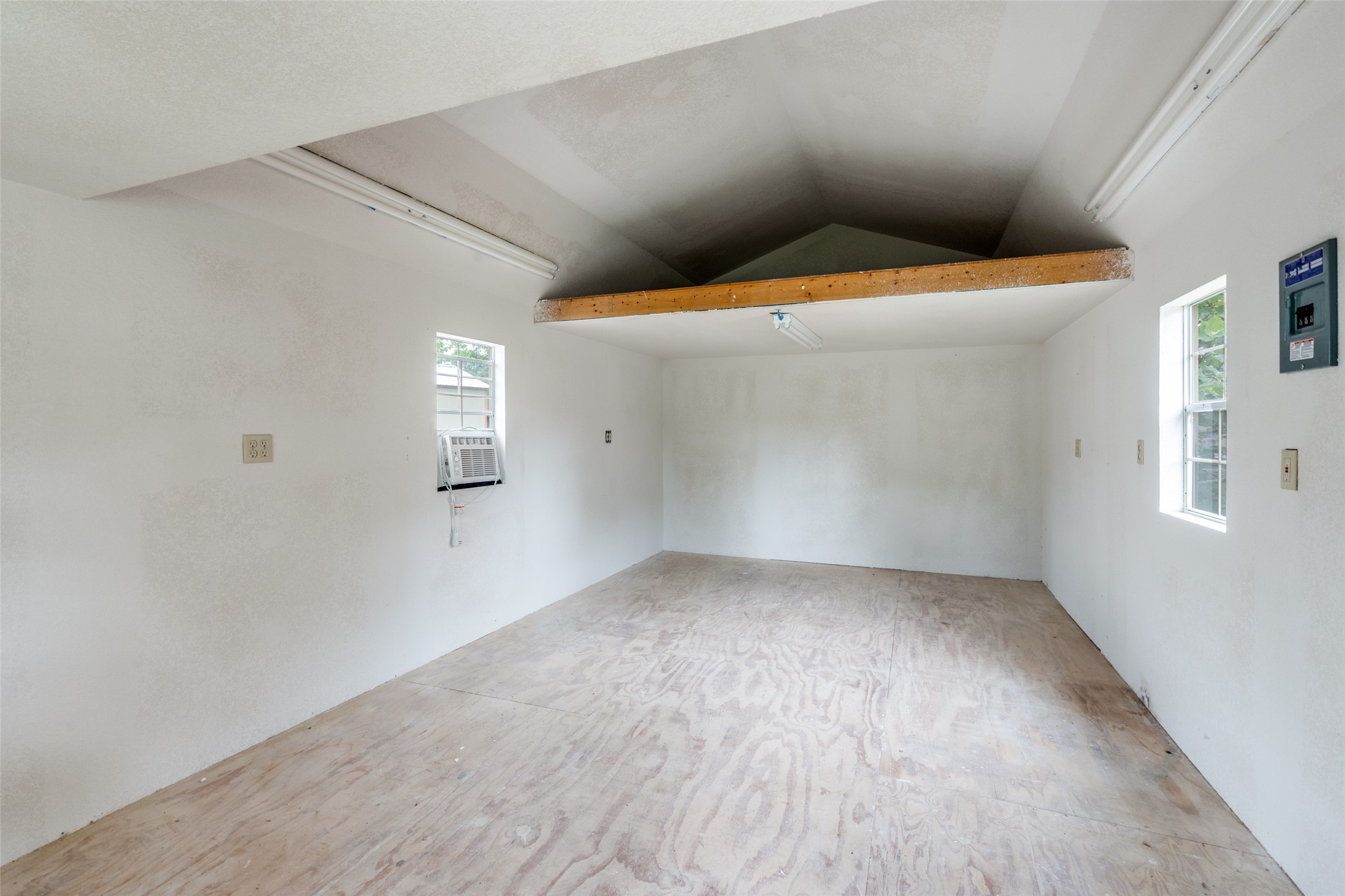 520 South Pecan Avenue Luling, TX 78648 - Photo 16 of 23 Inside of Storage, Studio or Future ADU - fully sheetrocked, ready to finish out. Has AC and electricity.