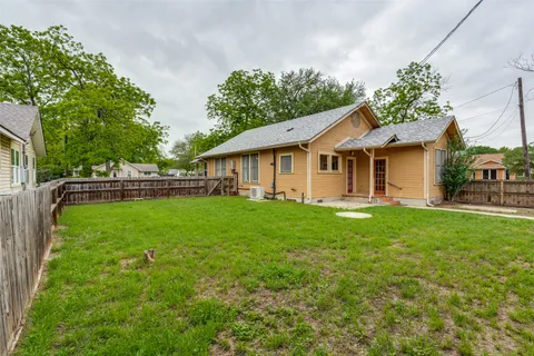 $249,900 | 520 South Pecan Avenue, Luling, TX 78648
