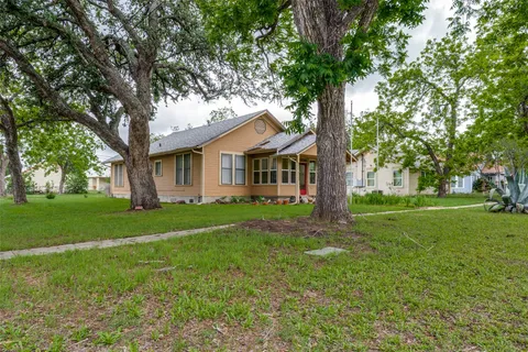 $249,900 | 520 South Pecan Avenue, Luling, TX 78648