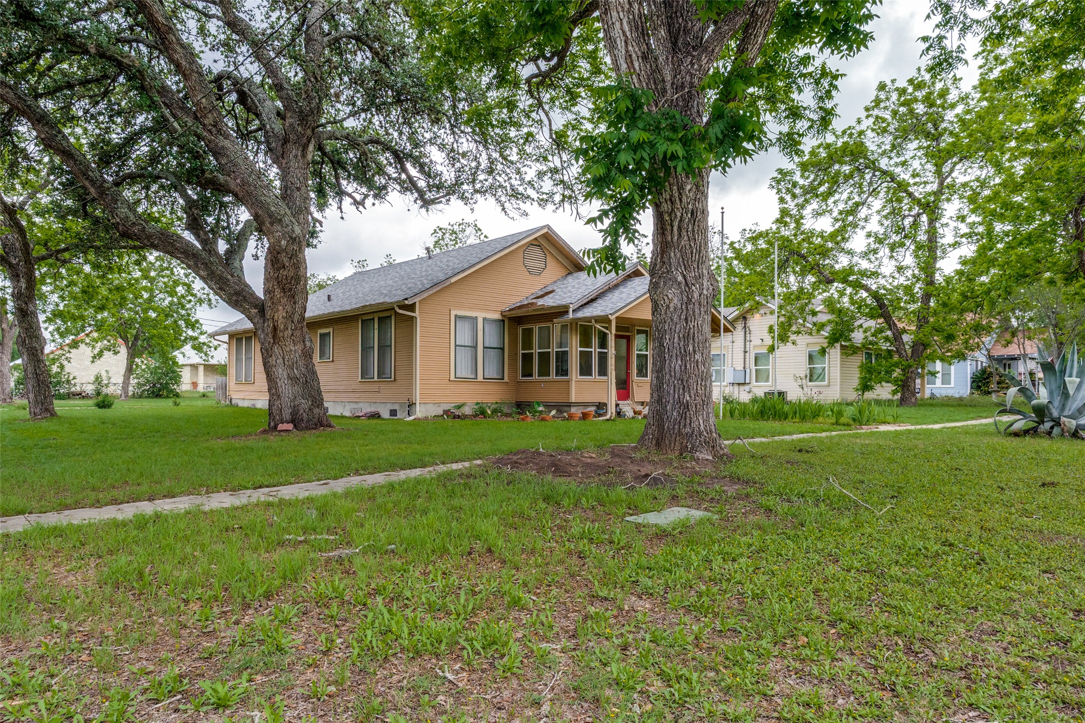 520 South Pecan Avenue Luling, TX 78648 - Photo 22 of 23 Small town charm on a sprawling 1/3 acre lot!