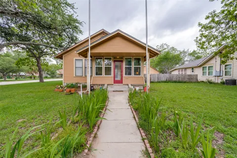 $249,900 | 520 South Pecan Avenue, Luling, TX 78648