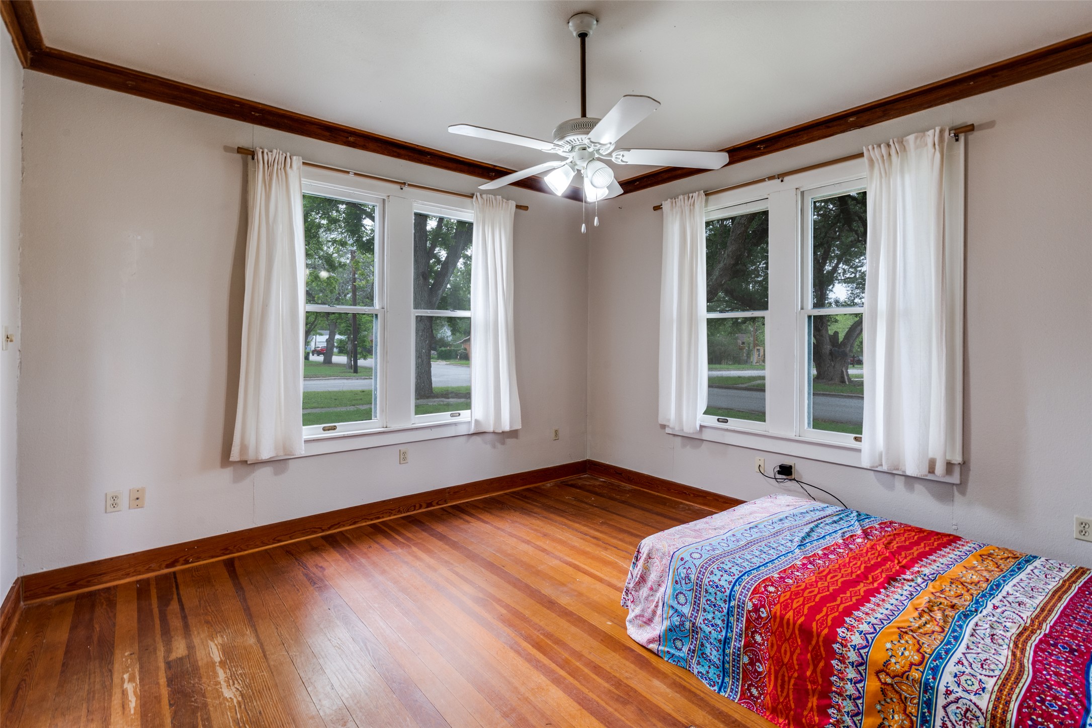 520 South Pecan Avenue Luling, TX 78648 - Photo 8 of 23 Front bedroom, gorgeous views