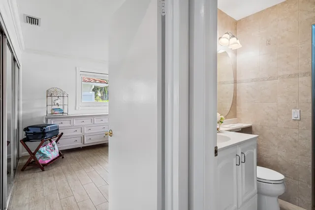 a en suite bathroom with a toilet sink and mirror